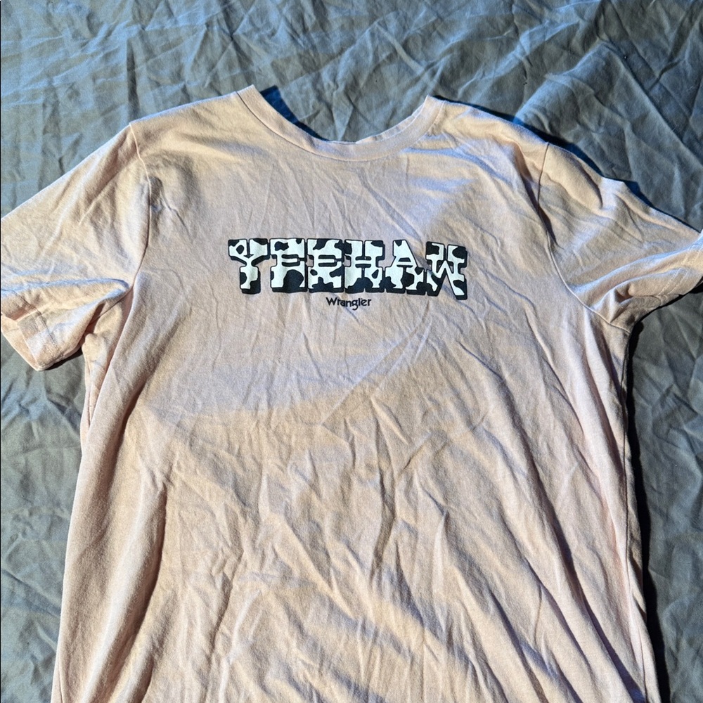 Wrangler Men’s Light Pink Short Sleeve Graphic Tee - THEFLAN Logo